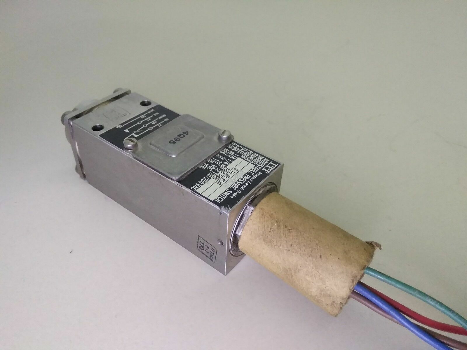 ITT Aerospace Adjustable Pressure Switch 122P8S34 Range: 3-30 PSIG - NEW