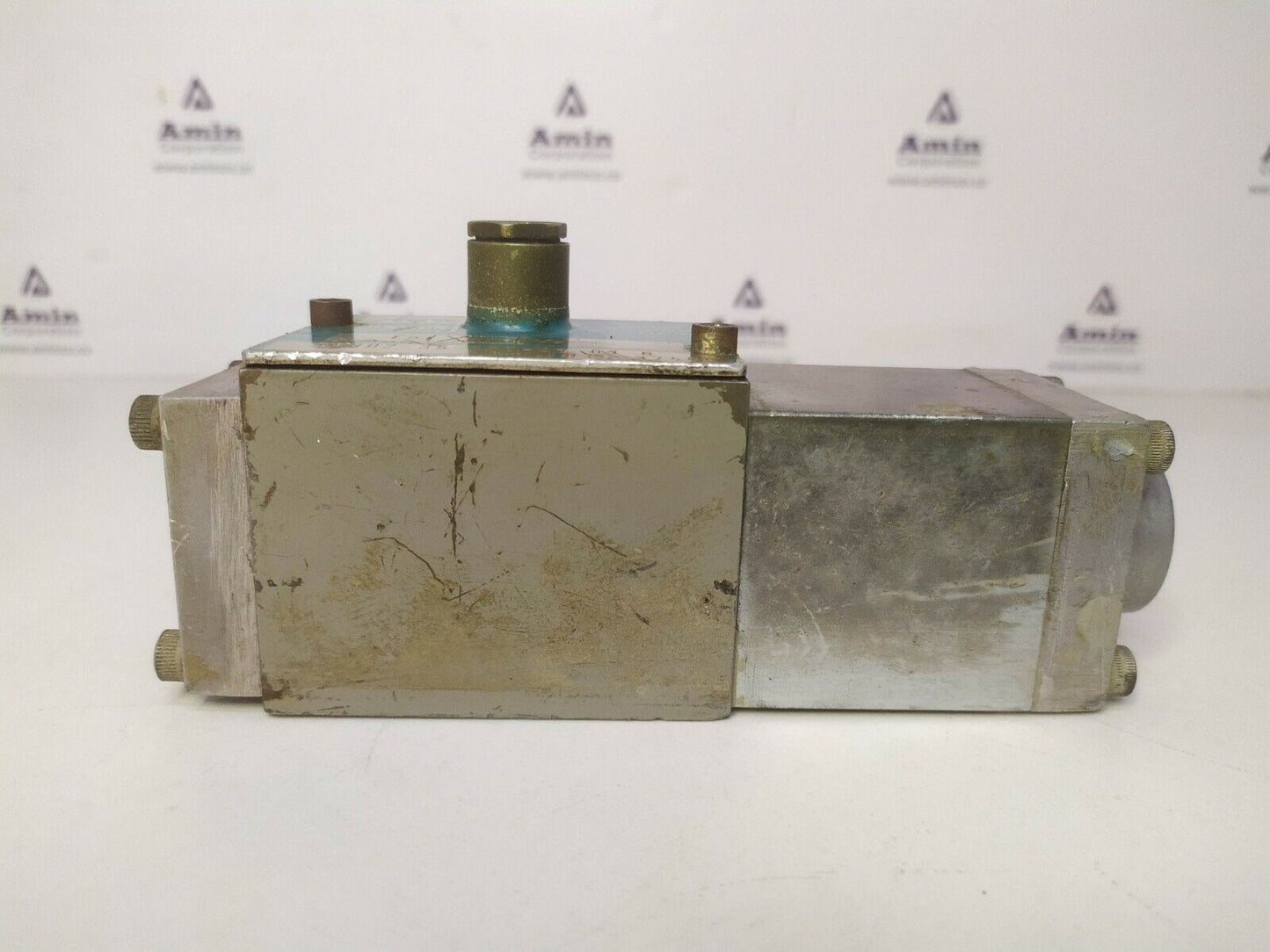 Abex Denison D2D02-35-111-01-01-0 Directional control valve