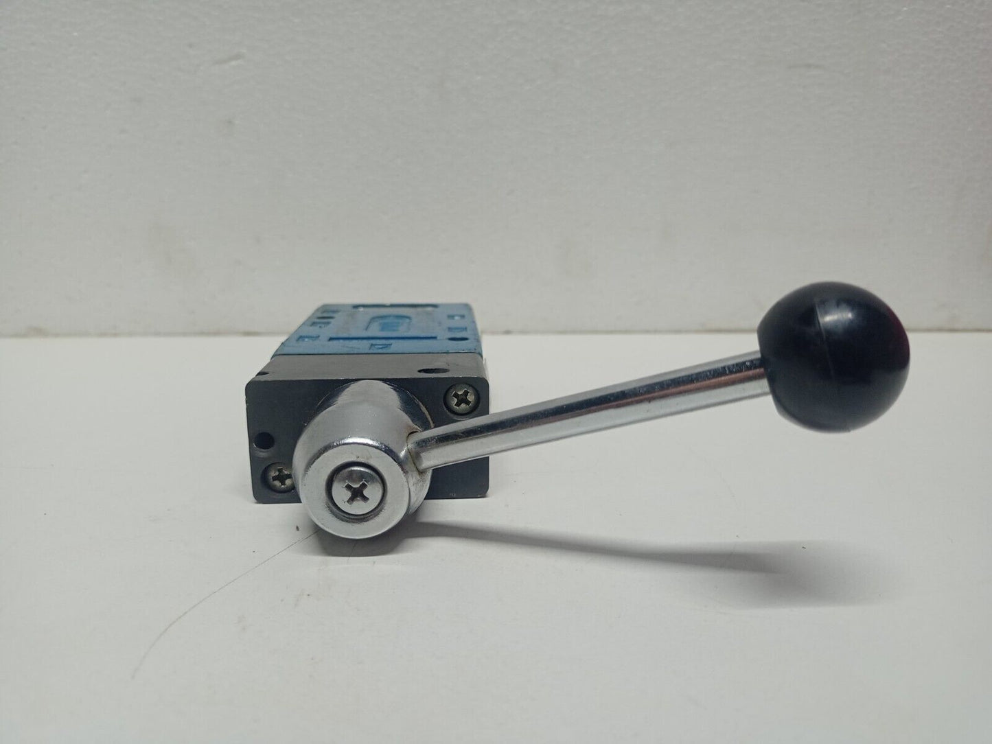 Rexroth 363 129 000 0 916 Pneumatic 3/2 way Valve