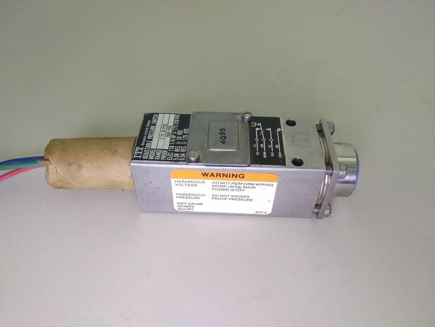 ITT Aerospace Adjustable Pressure Switch 122P8S34 Range: 3-30 PSIG - NEW