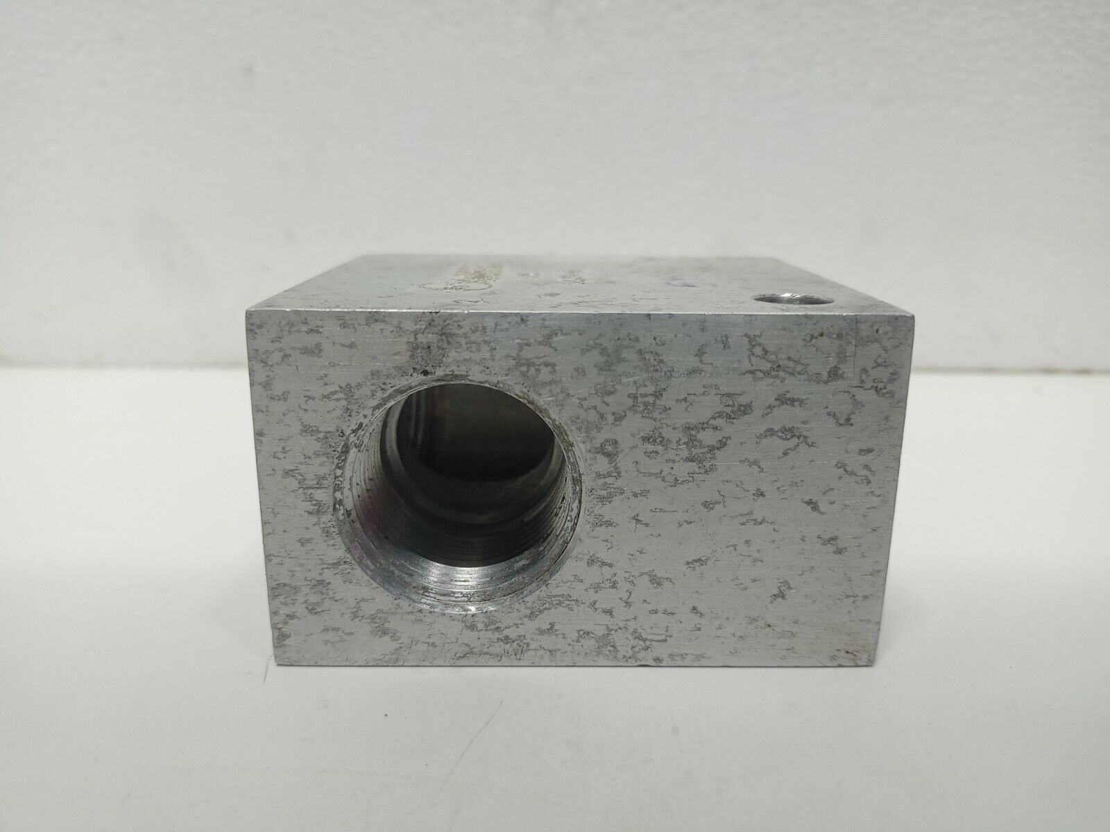 Sun hydraulics CAE 0GW8-A2 Ninety degree with gauge port