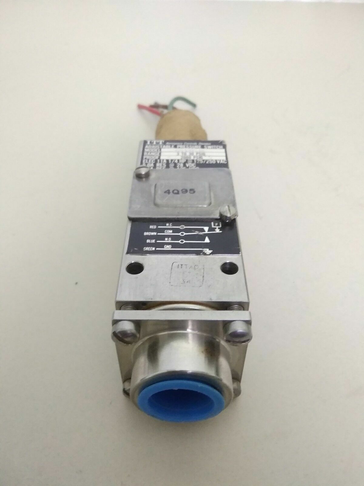 ITT Aerospace Adjustable Pressure Switch 122P8S34 Range: 3-30 PSIG - NEW