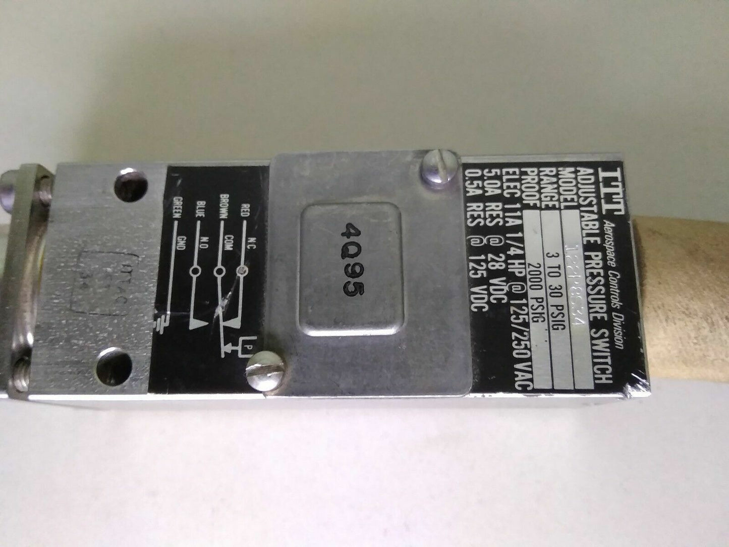 ITT Aerospace Adjustable Pressure Switch 122P8S34 Range: 3-30 PSIG - NEW