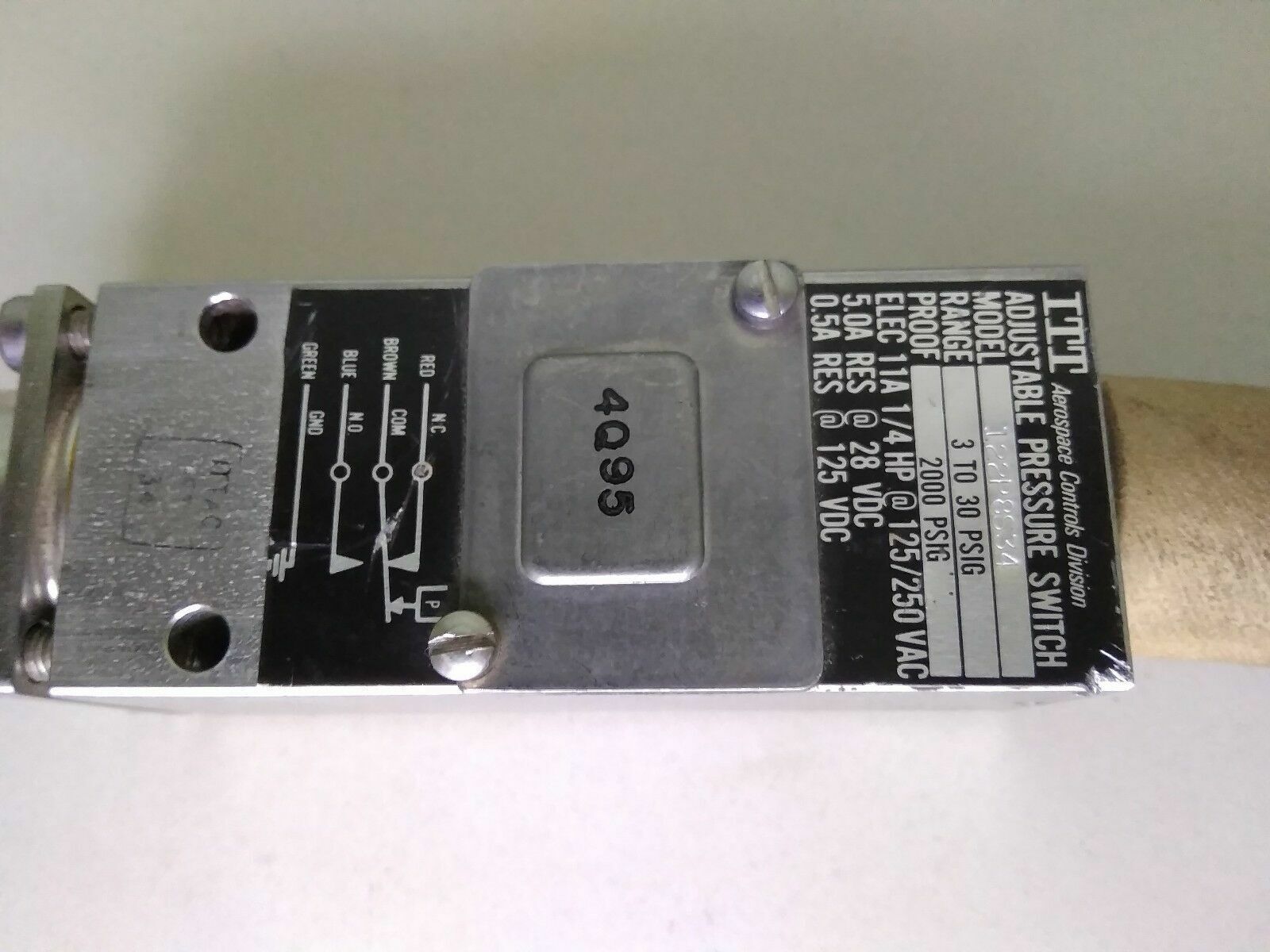 ITT Aerospace Adjustable Pressure Switch 122P8S34 Range: 3-30 PSIG - NEW