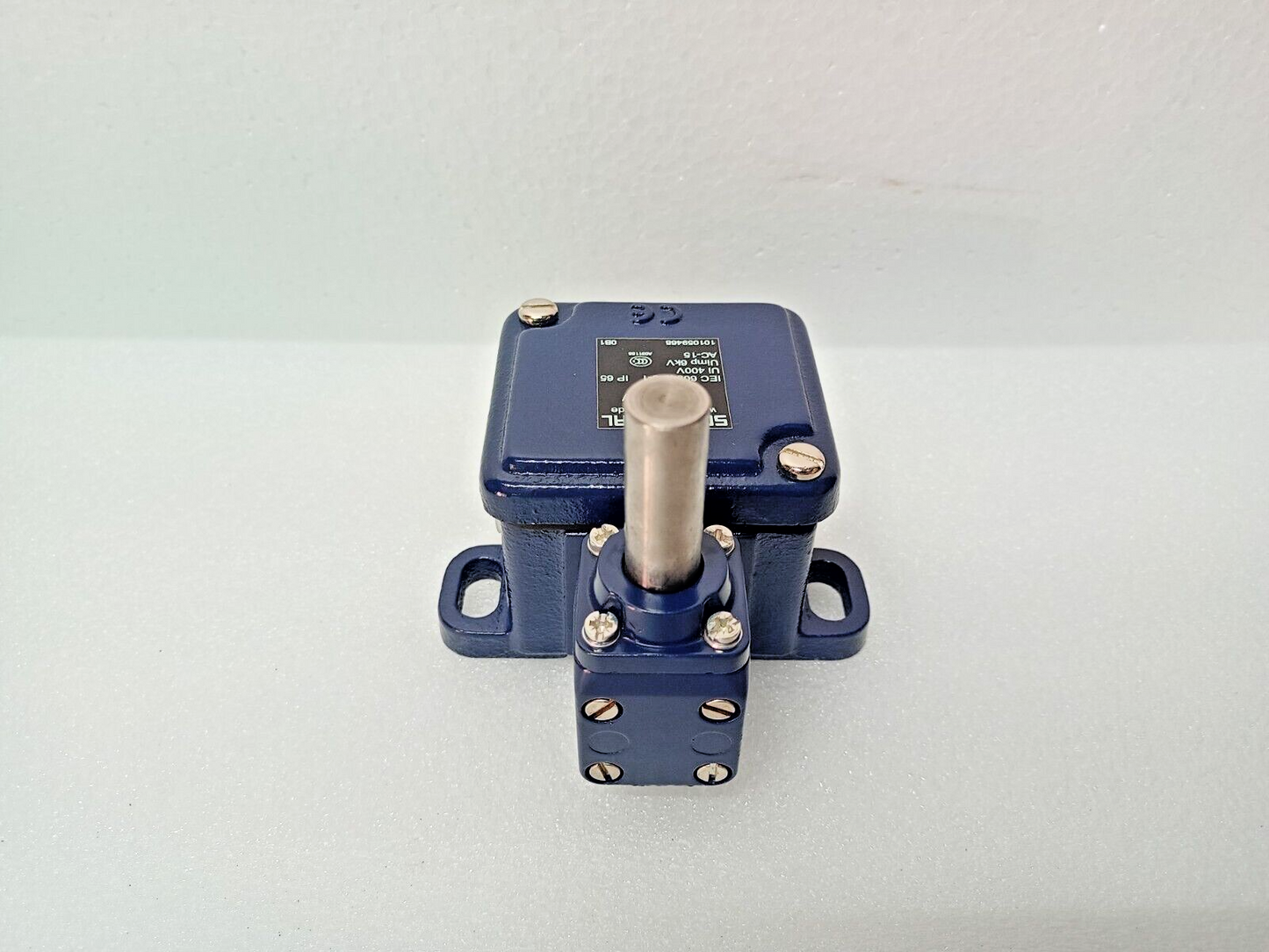 SCHMERSAL TD422-10Y, AC-15, Ui 400V, Uimp 6kV Limit Switch - NEW