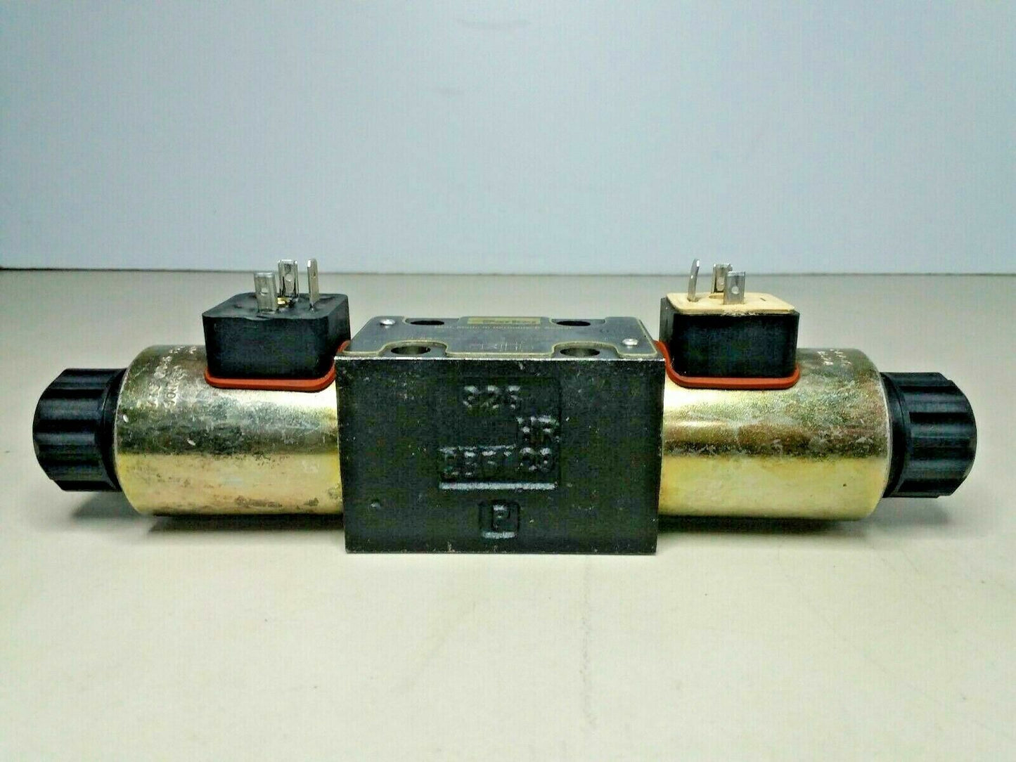 Parker D1VW20DNJW76 Directional control valve 350 bar max. - NEW