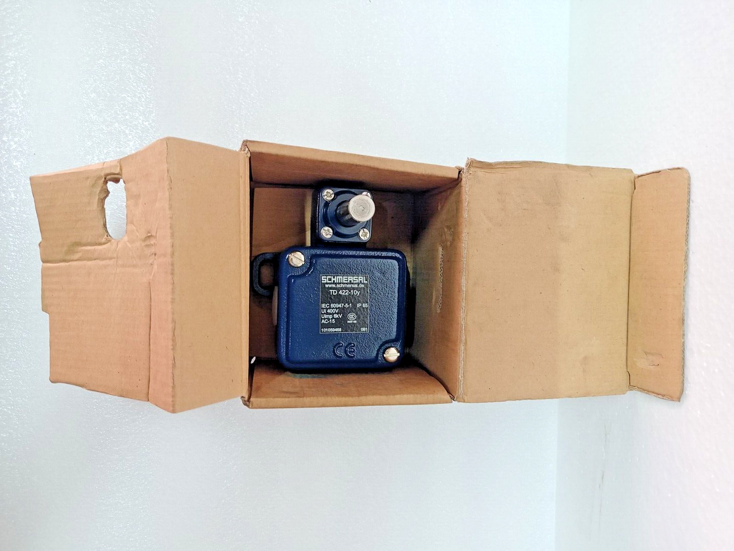 SCHMERSAL TD422-10Y, AC-15, Ui 400V, Uimp 6kV Limit Switch - NEW