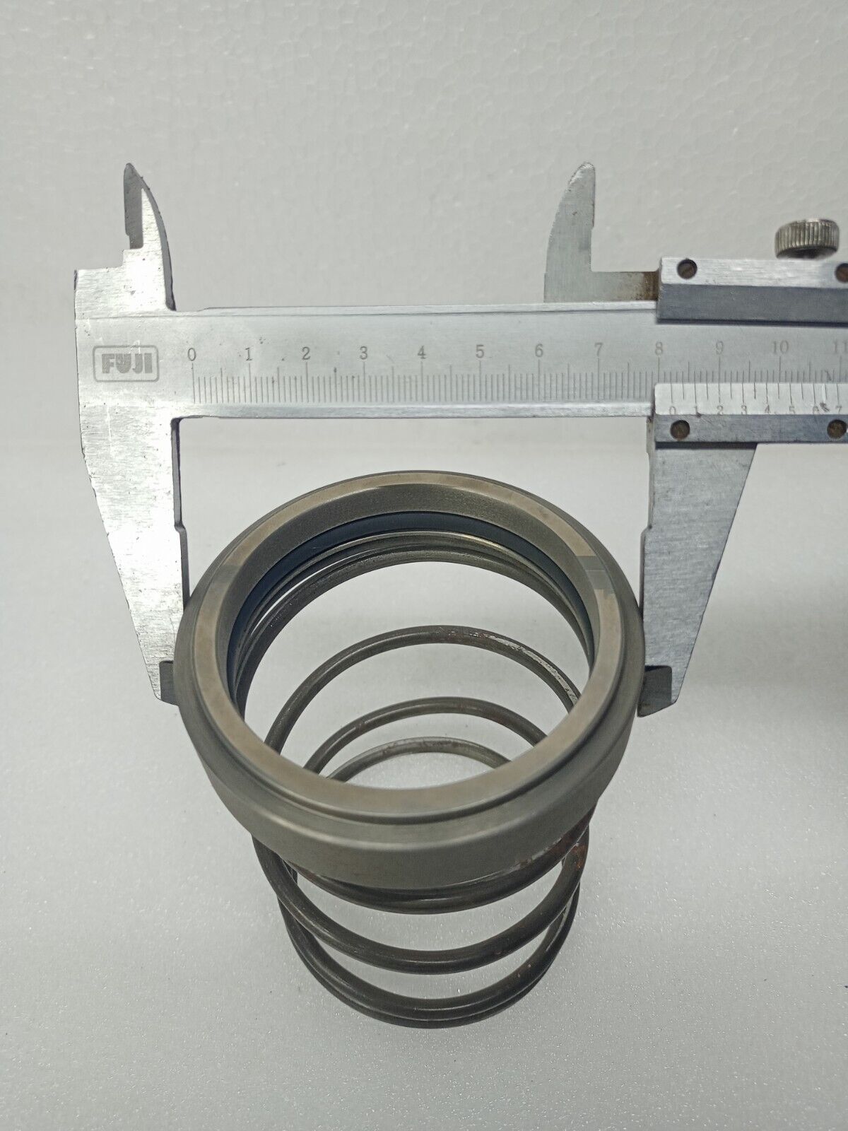 LS Seals M/E LO pump seal AC065