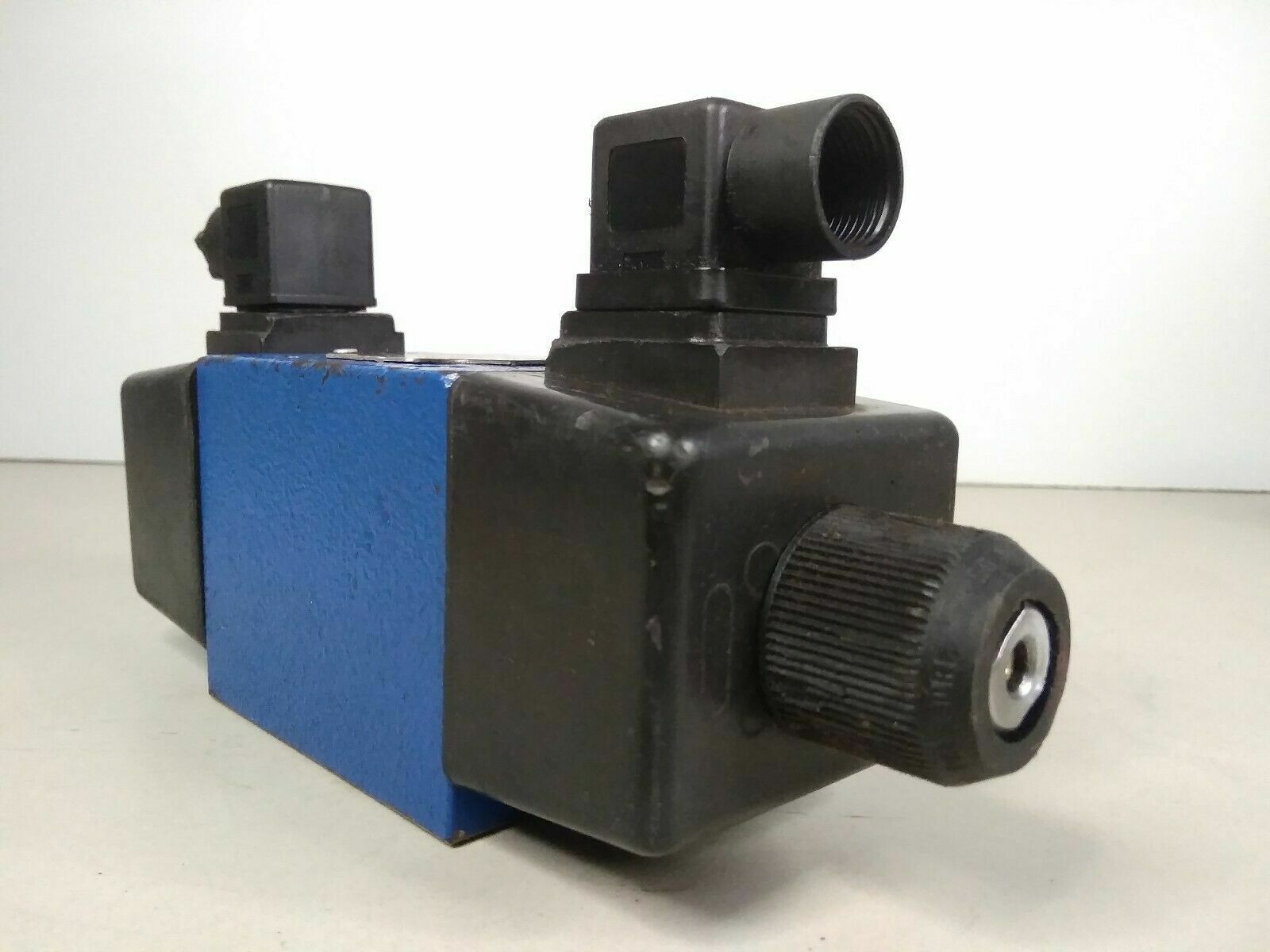 Rexroth 4WE10 E 33/C 110 N9K4 26W07 Directional Control Valve