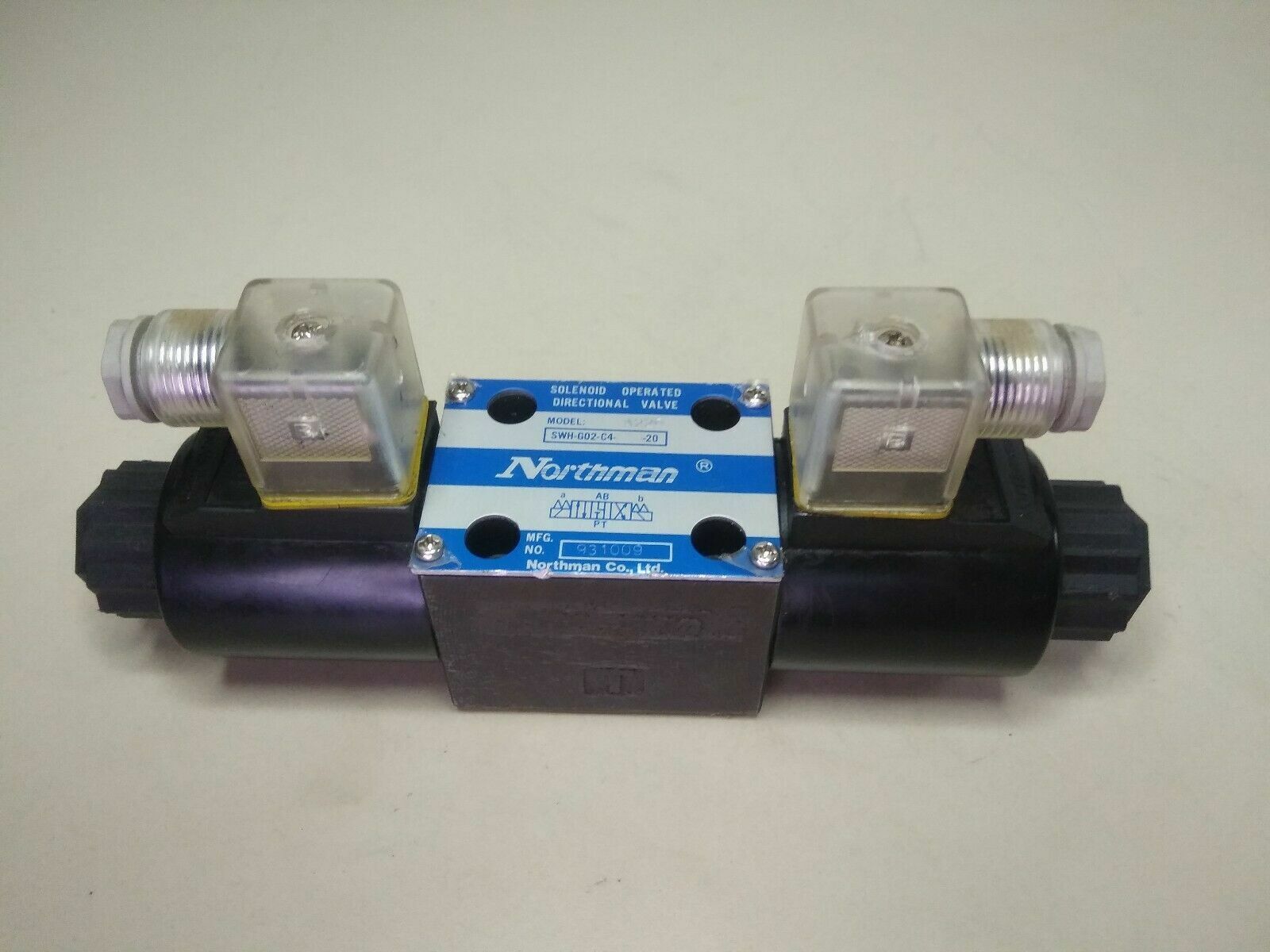 Northman SWH-G02-C4-A220-20 Solenoid operated Directional valve - NEW