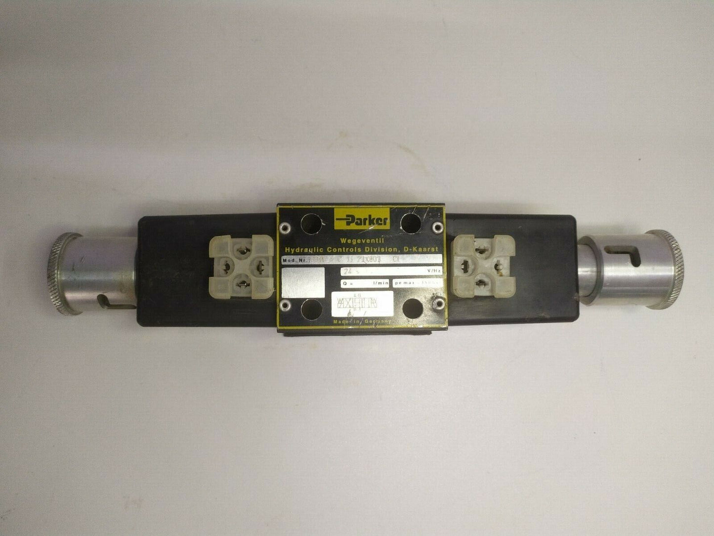 Parker D3W 4 C JJ 23X803 CL Directional control valve