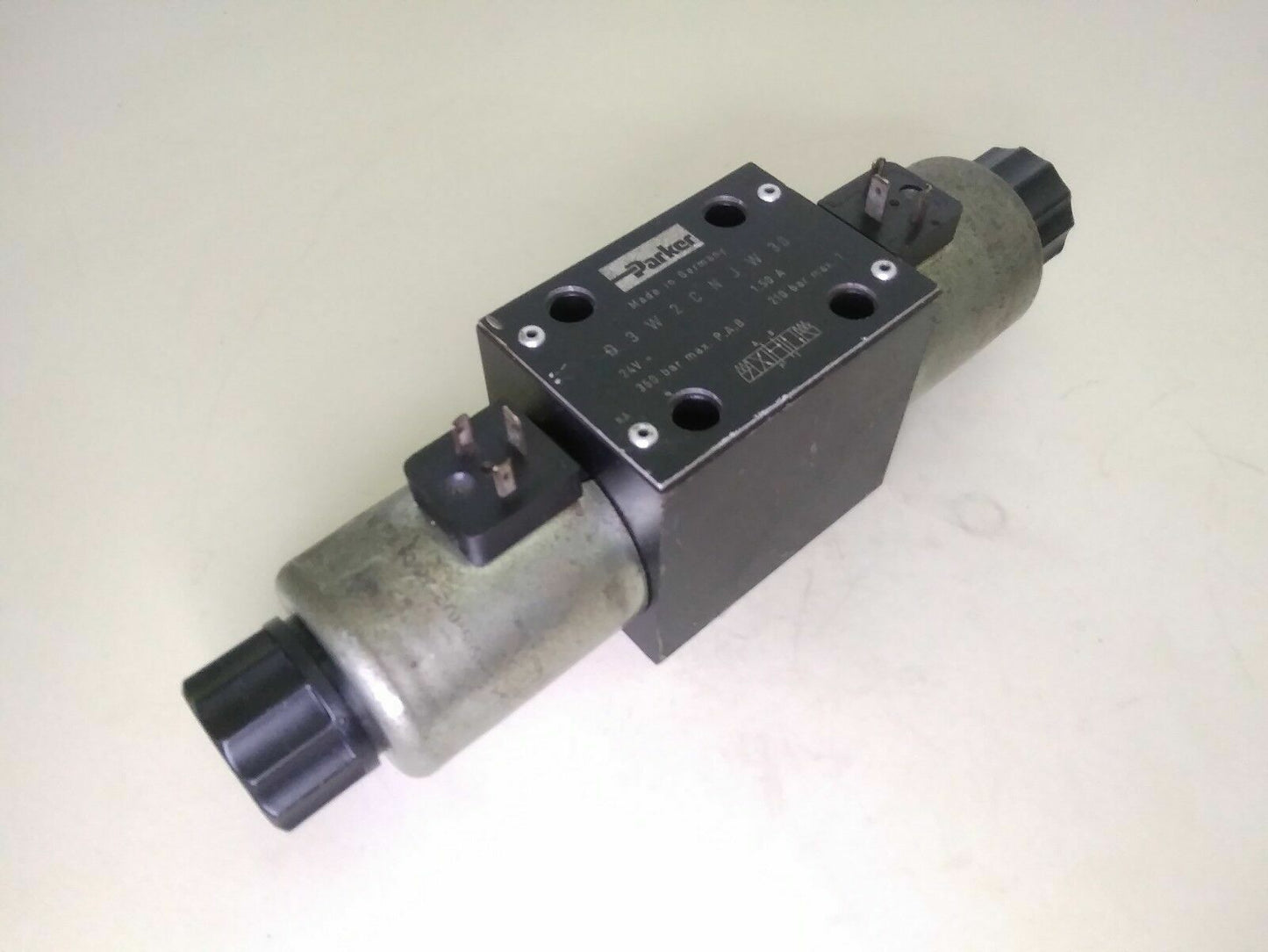 Parker Model: D3W2CNJW30 Hydraulic Control Valve 350 bar max. - NEW