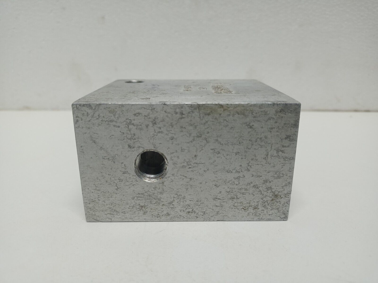 Sun hydraulics CAE 0GW8-A2 Ninety degree with gauge port