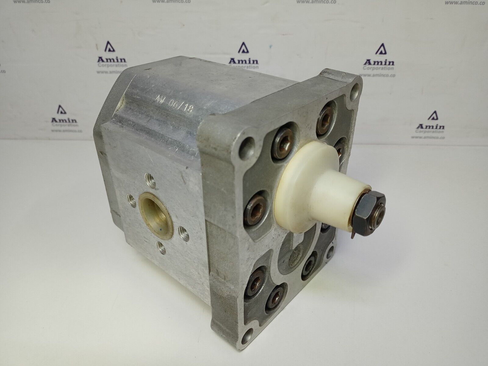 Sundstrand SNP3/33 D CO01 Hydraulic Gear Pump - NEW Free Fast Shipping