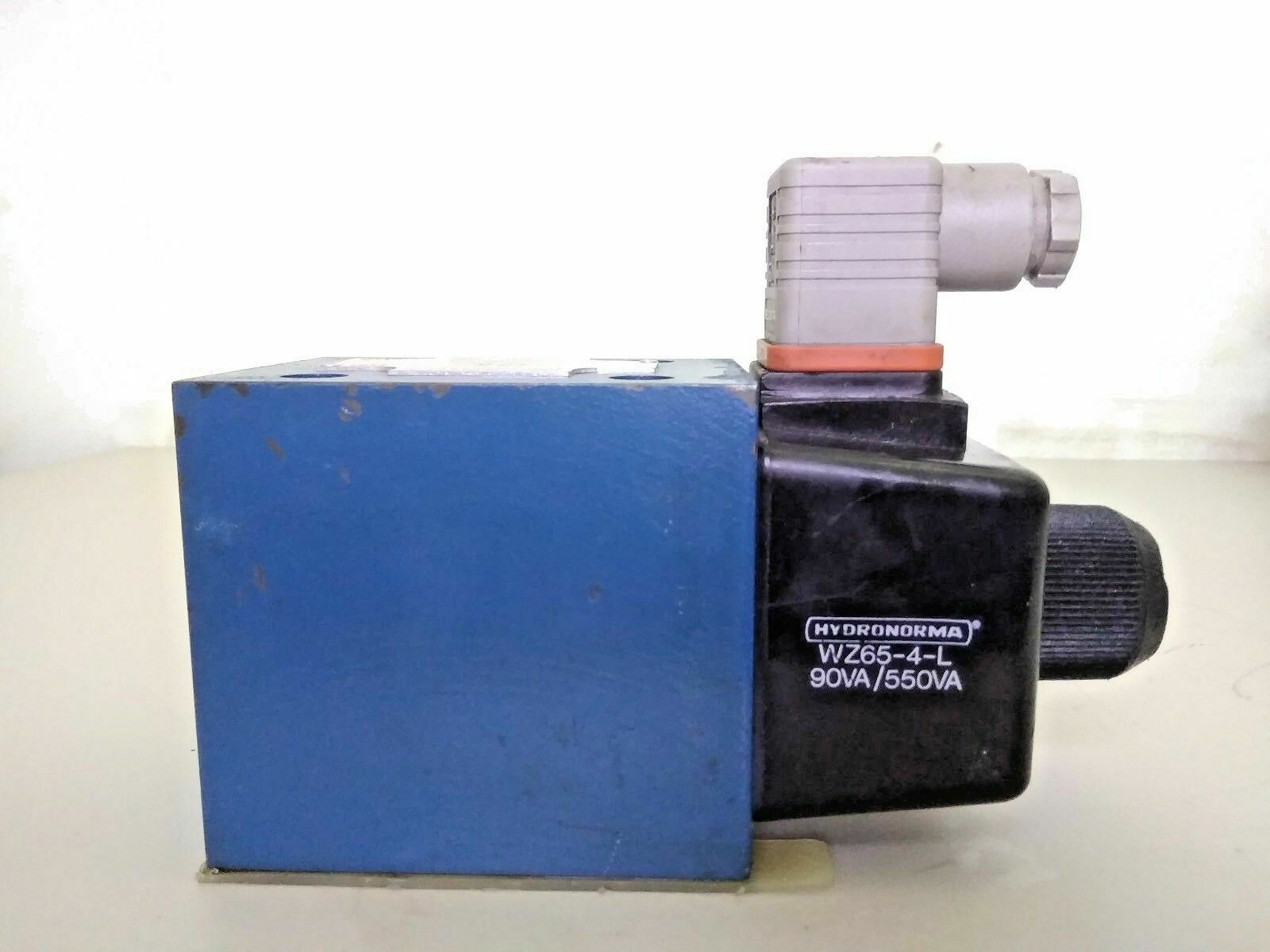 Rexroth 4WE 10 D32/CW110N9Z4 valve - NEW