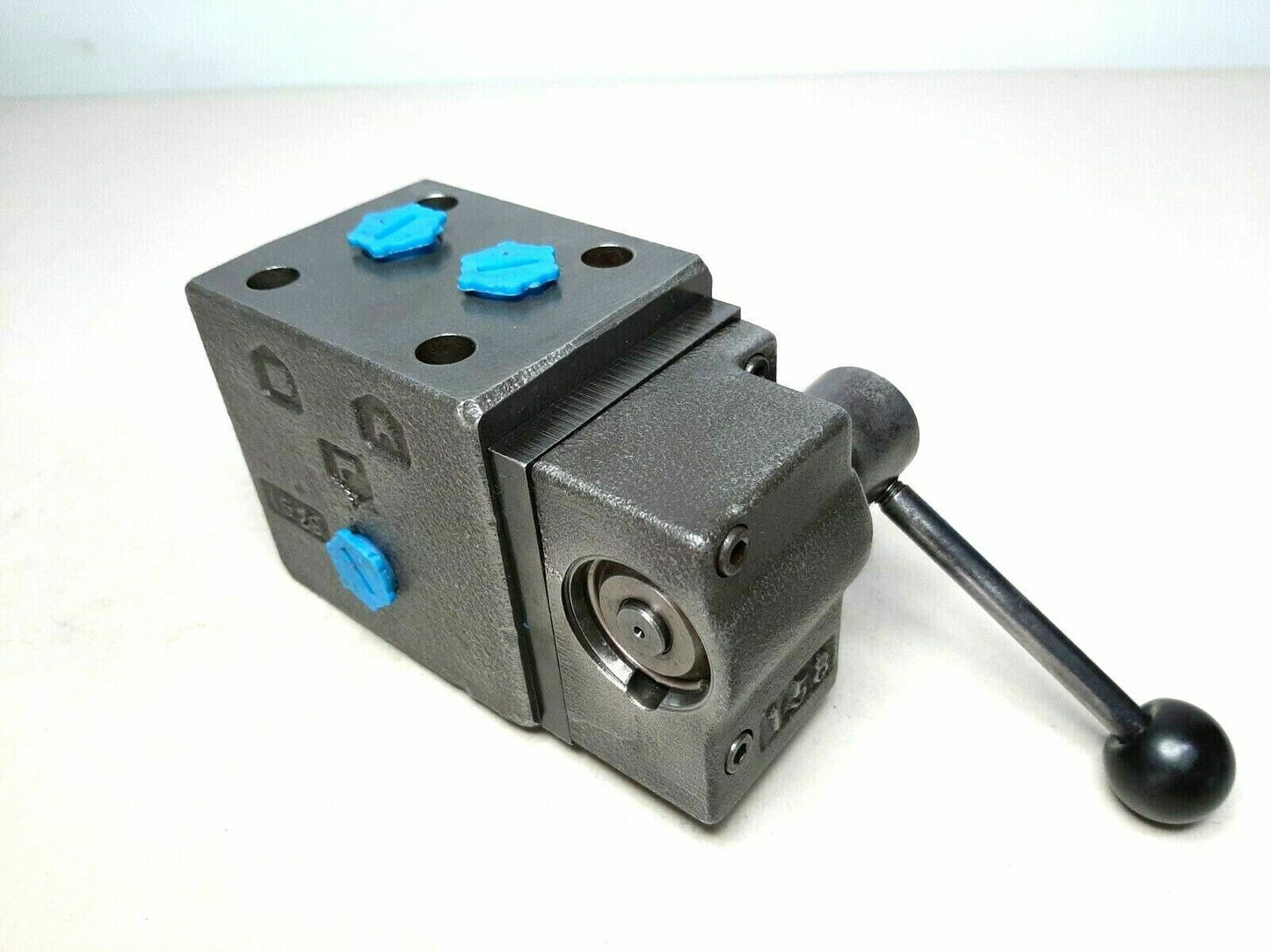 Yuken DMT-03-3C4-5090 Directional control valve - NEW