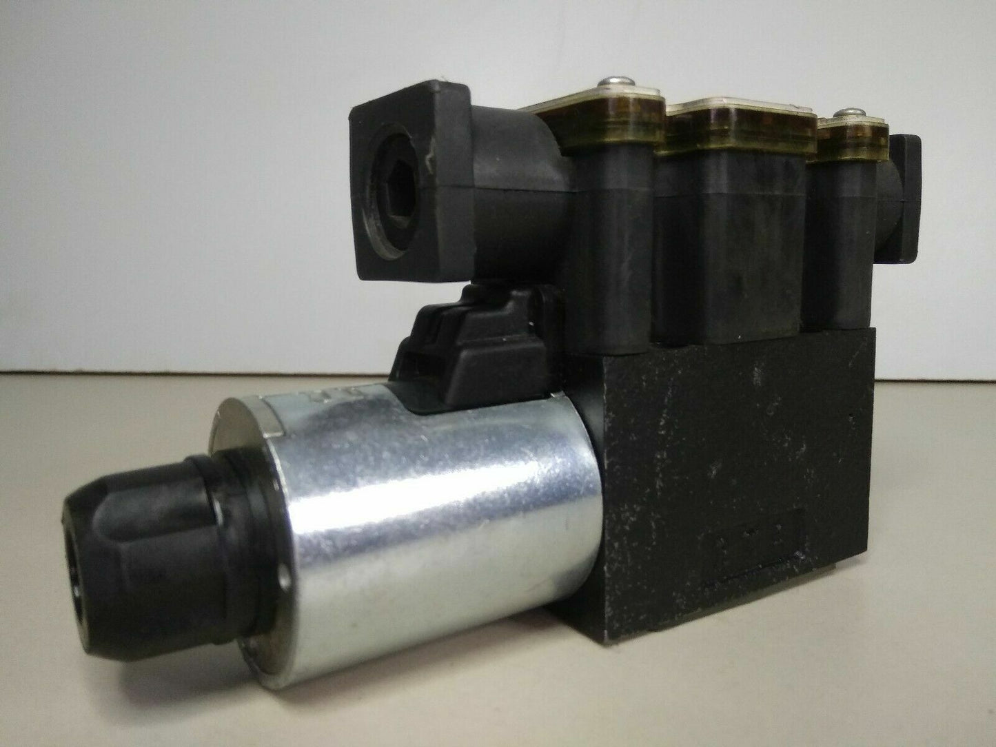 Parker D1VW020HNJG91 Directional Control Valve 350 bar max. 24V - NEW