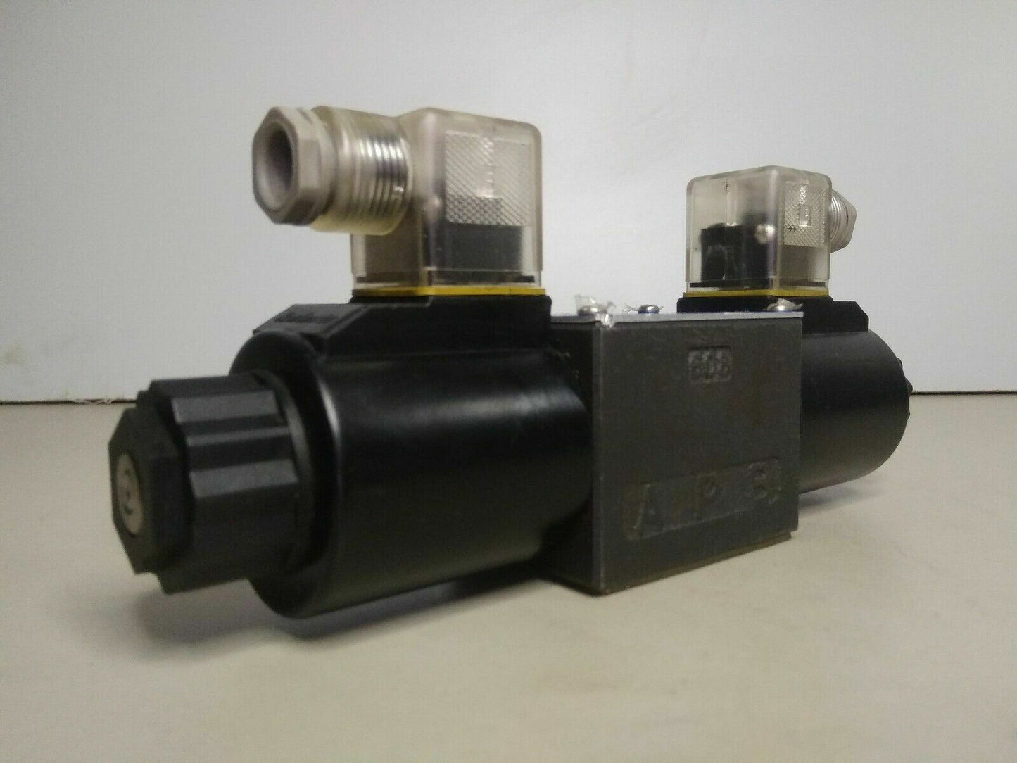 Northman SWH-G02-C4-A220-20 Solenoid operated Directional valve - NEW