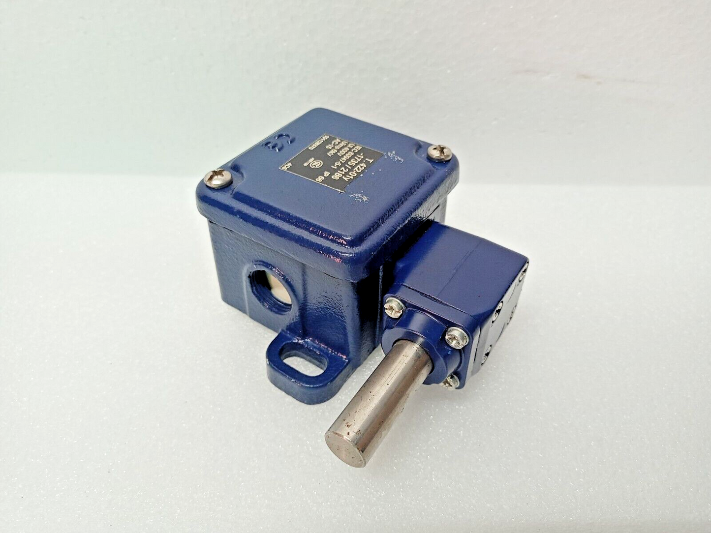 SCHMERSAL T.422-01Y-1735/2186, AC-15, Ui 400V, Uimp 6kV Limit Switch - NEW