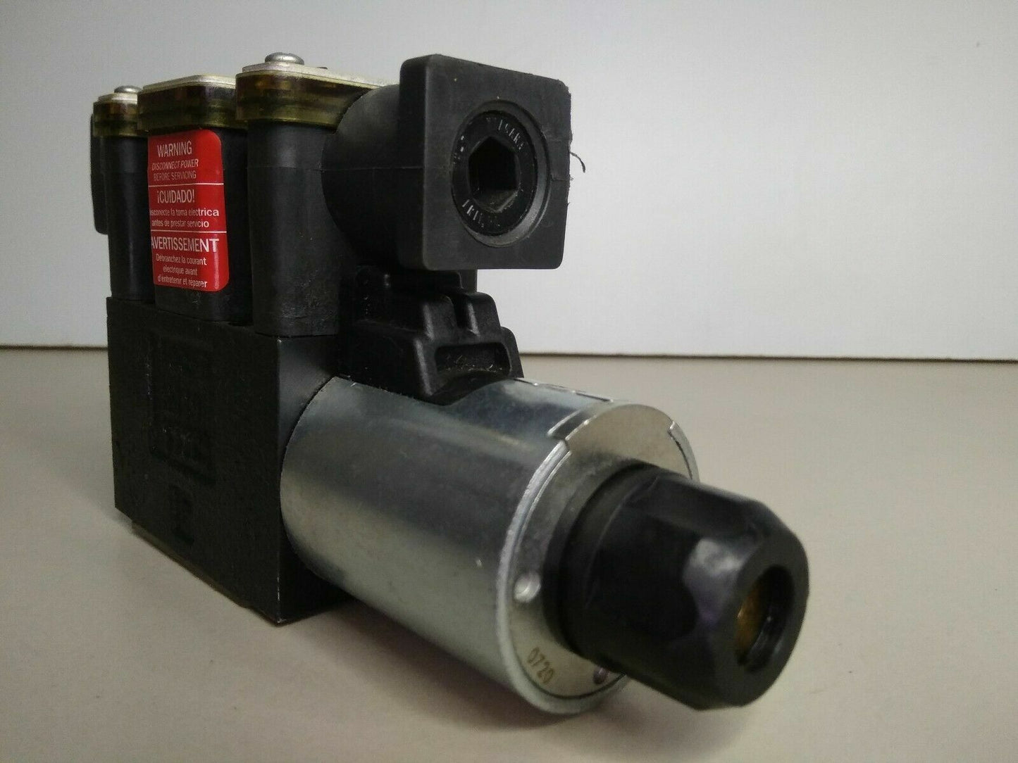 Parker D1VW020HNJG91 Directional Control Valve 350 bar max. 24V - NEW