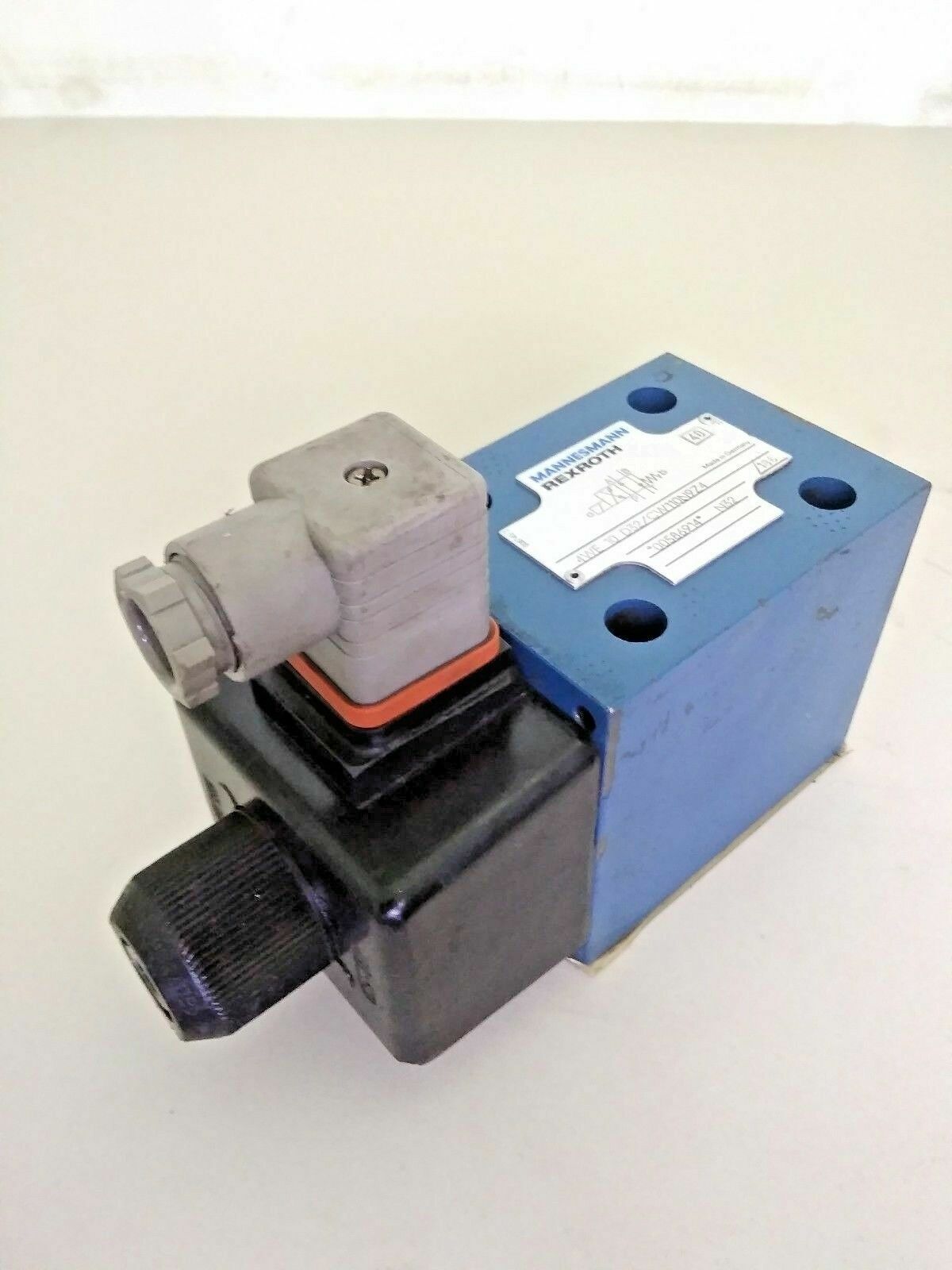 Rexroth 4WE 10 D32/CW110N9Z4 valve - NEW