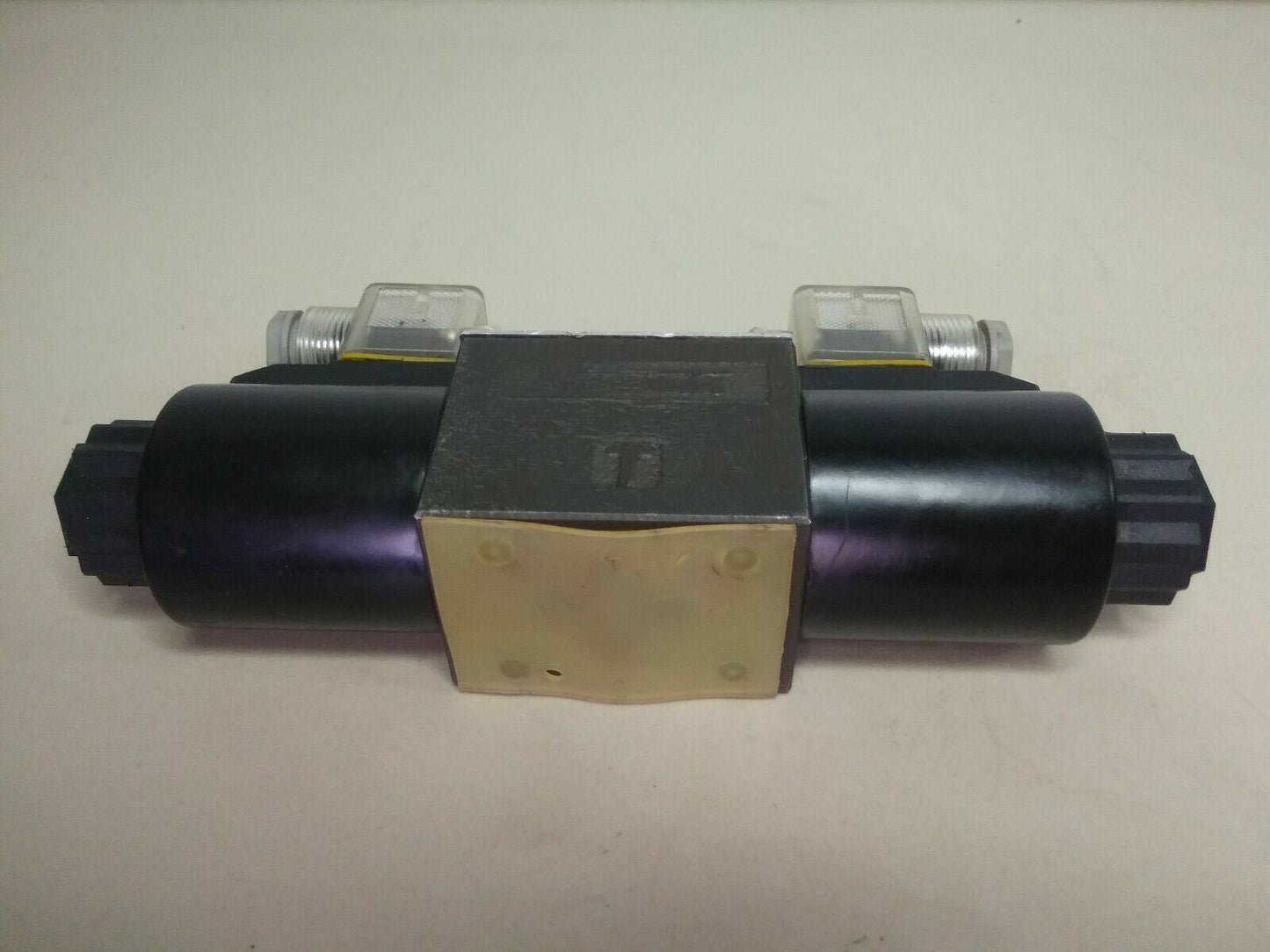 Northman SWH-G02-C4-A220-20 Solenoid operated Directional valve - NEW