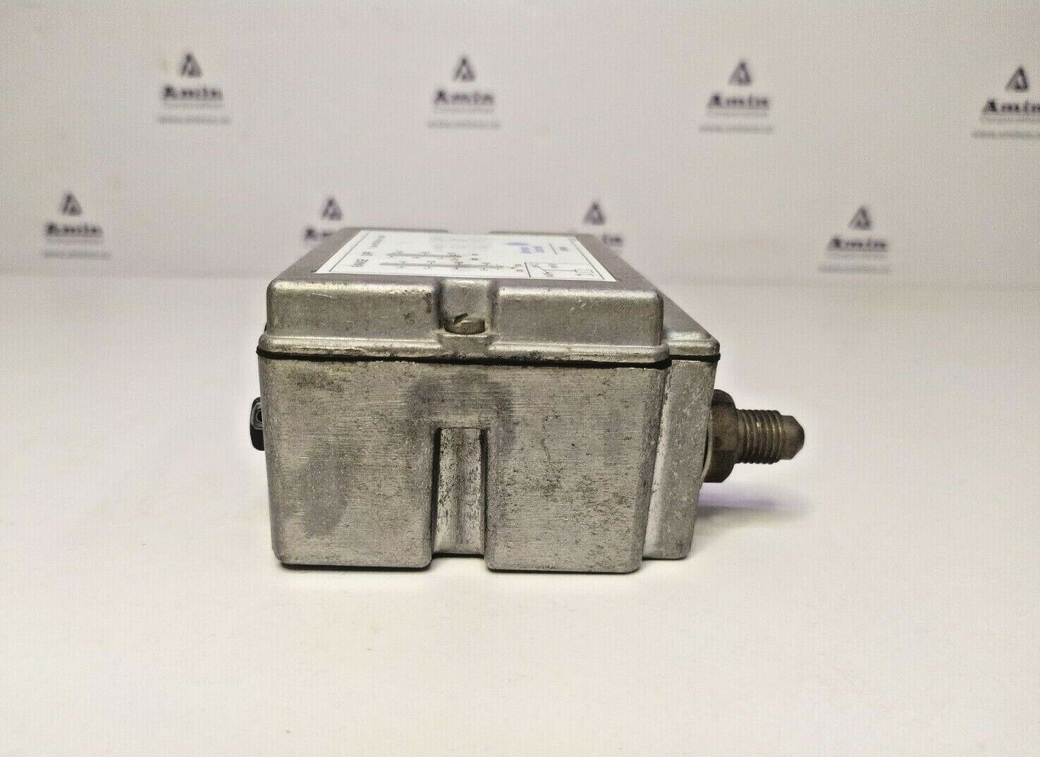 Johnson controls P77AAA-9300 - NEW Unused