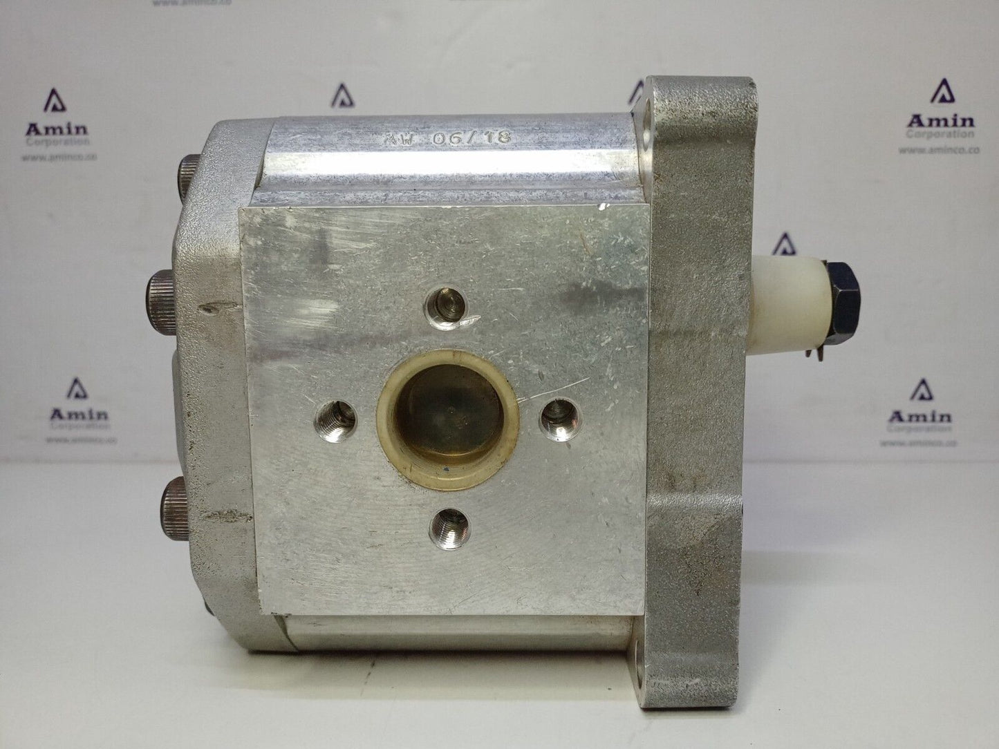 Sundstrand SNP3/33 D CO01 Hydraulic Gear Pump - NEW Free Fast Shipping