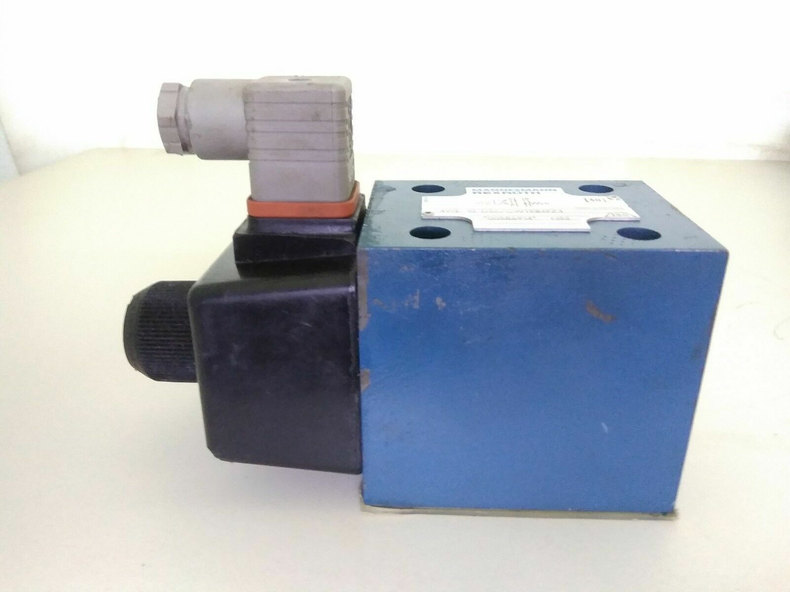 Rexroth 4WE 10 D32/CW110N9Z4 valve - NEW
