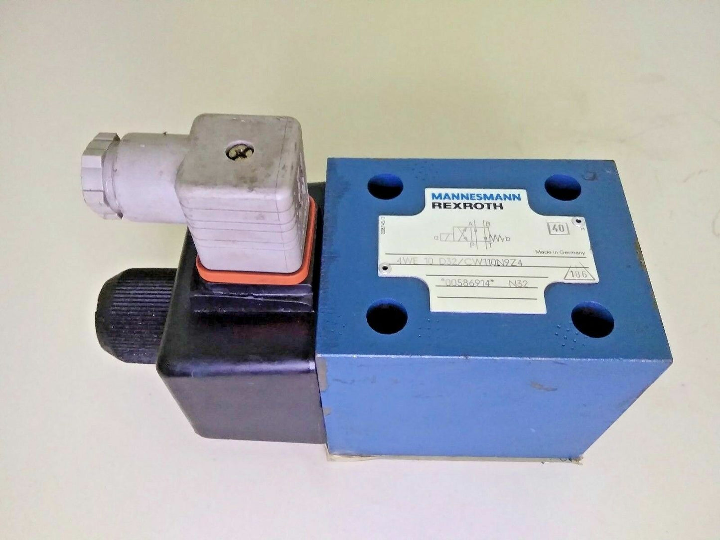 Rexroth 4WE 10 D32/CW110N9Z4 valve - NEW