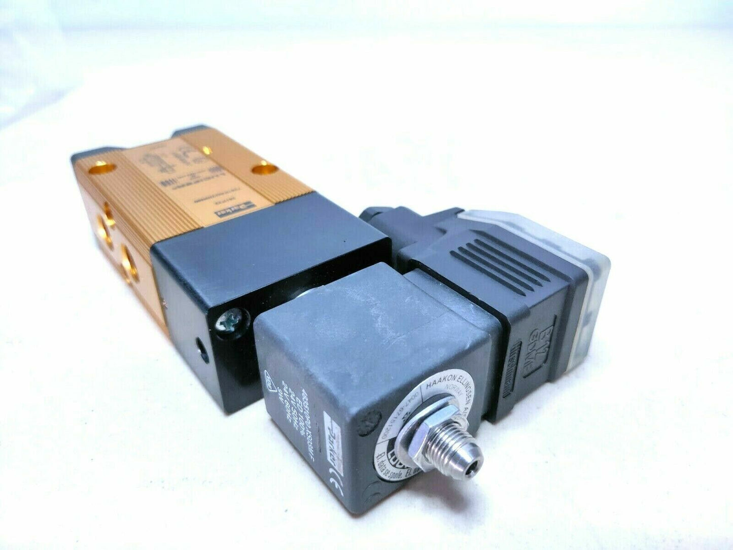 Parker Lucifer 7341PAG2NNM0 valve with 483510P0 XS03MF 24VDC 50/60 Hz 9W Coil