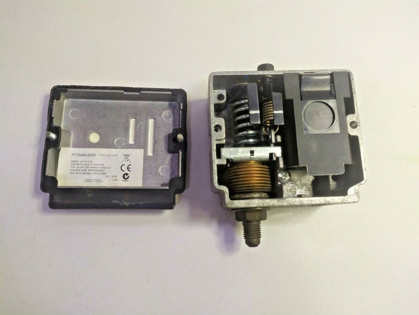 Johnson controls P77AAA-9300 - NEW Unused