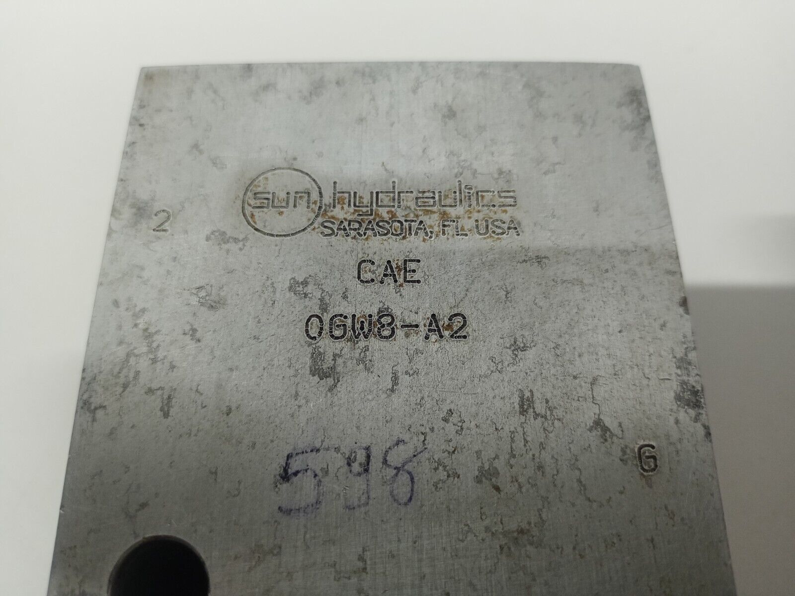 Sun hydraulics CAE 0GW8-A2 Ninety degree with gauge port