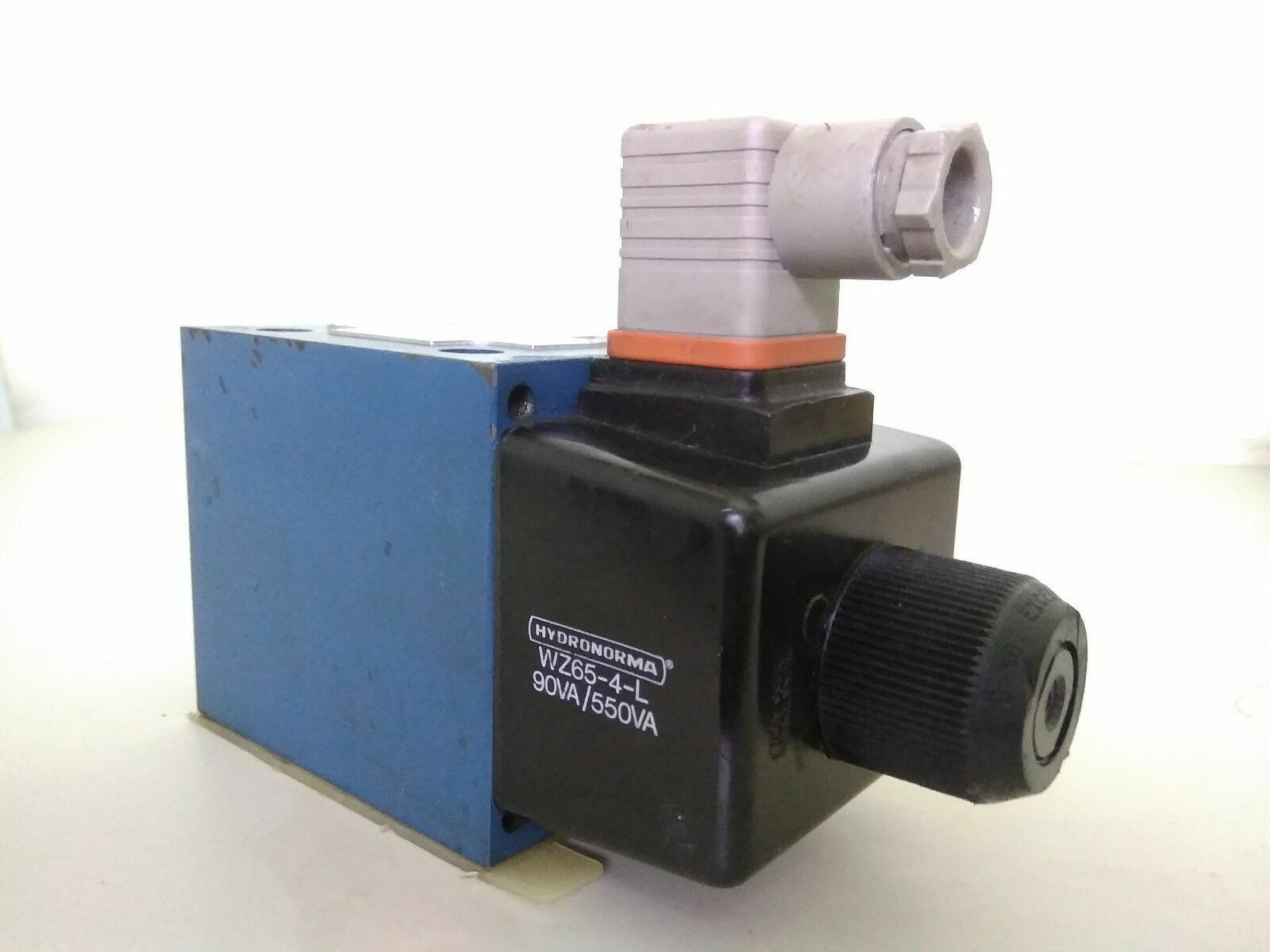 Rexroth 4WE 10 D32/CW110N9Z4 valve - NEW