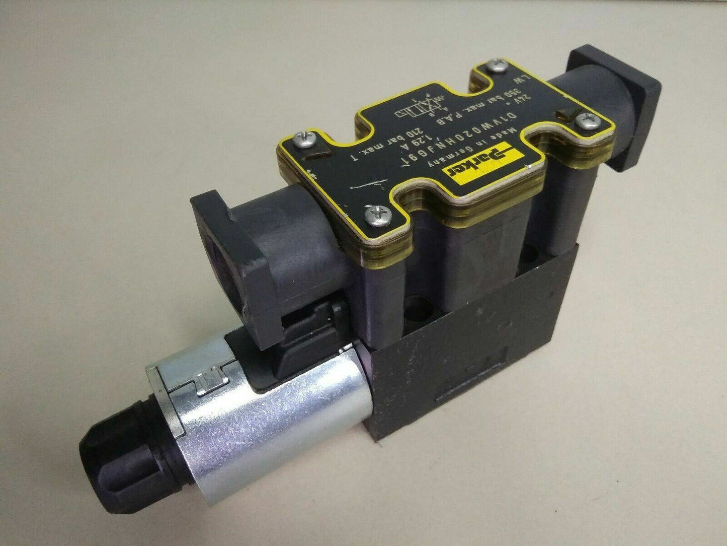 Parker D1VW020HNJG91 Directional Control Valve 350 bar max. 24V - NEW