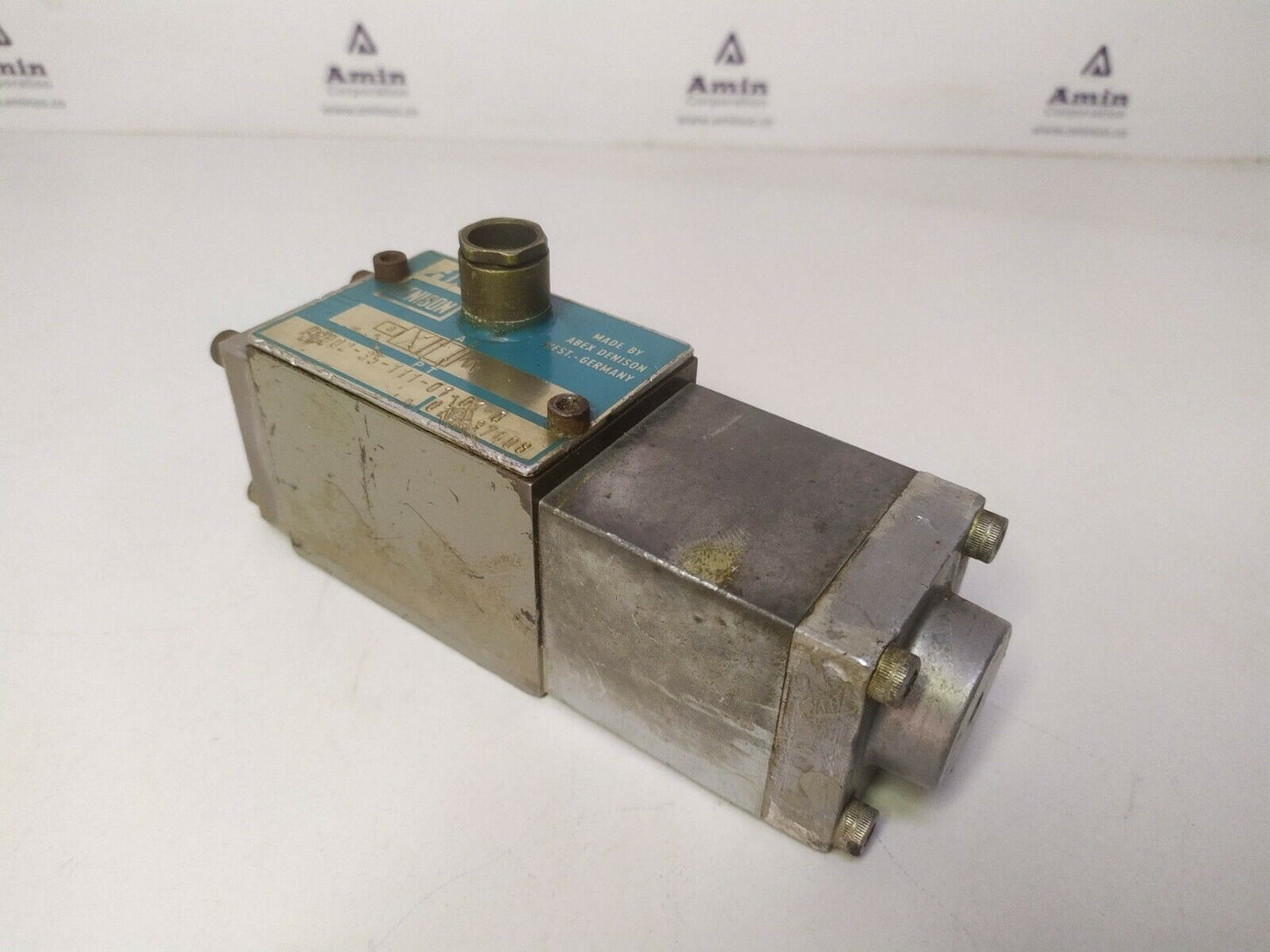 Abex Denison D2D02-35-111-01-01-0 Directional control valve