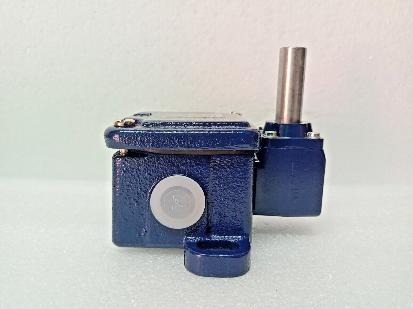SCHMERSAL TD422-10Y, AC-15, Ui 400V, Uimp 6kV Limit Switch - NEW
