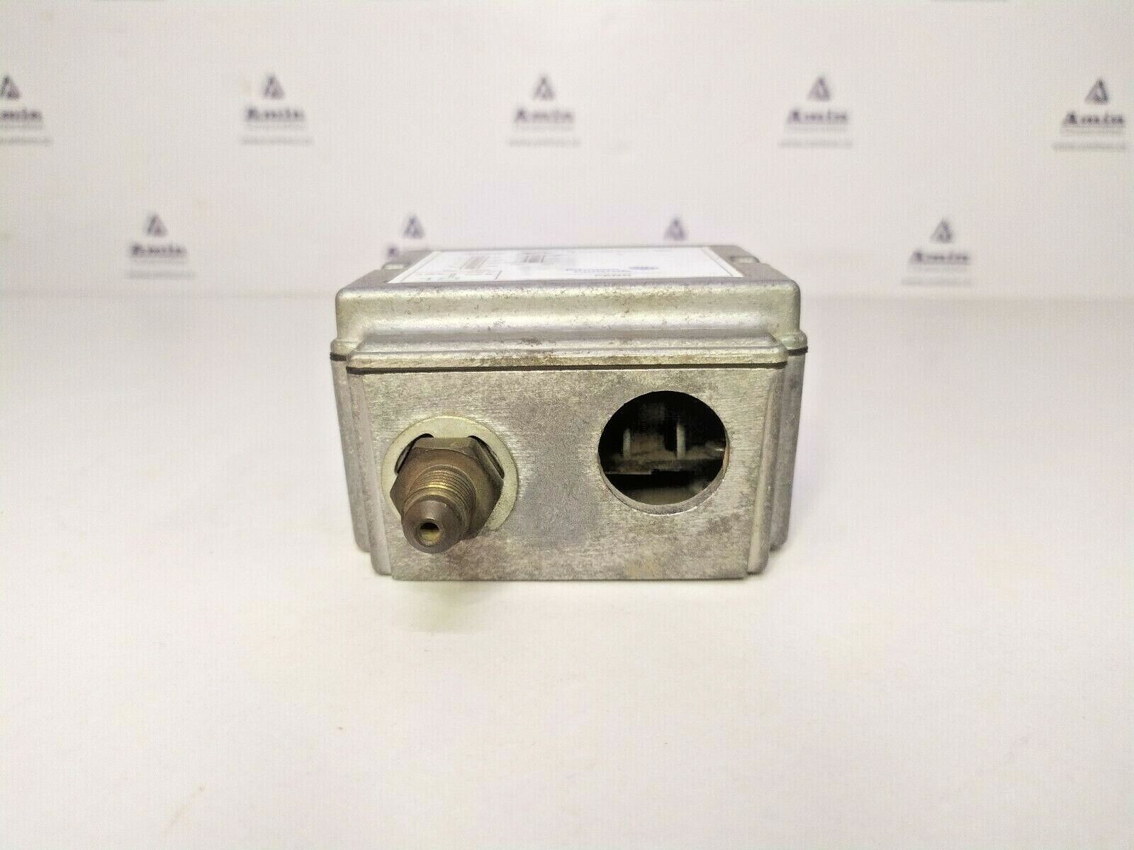 Johnson controls P77AAA-9300 - NEW Unused