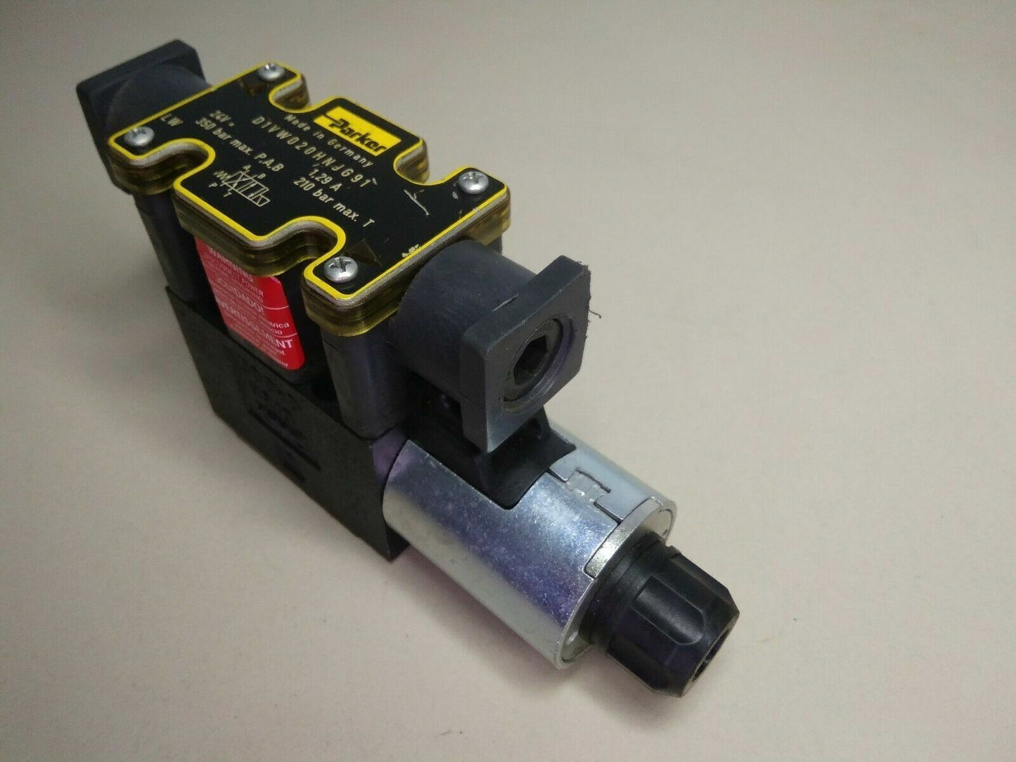 Parker D1VW020HNJG91 Directional Control Valve 350 bar max. 24V - NEW