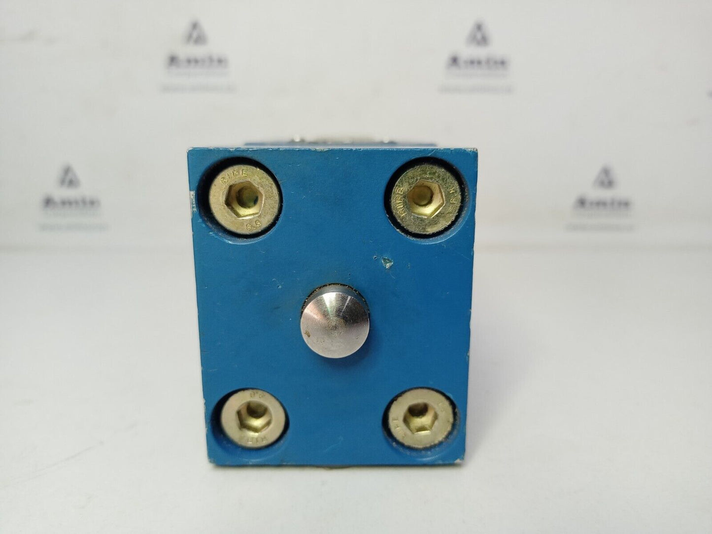 Wabco 3710300000 3/2-way Pneumatic Directional Control Valve - NEW