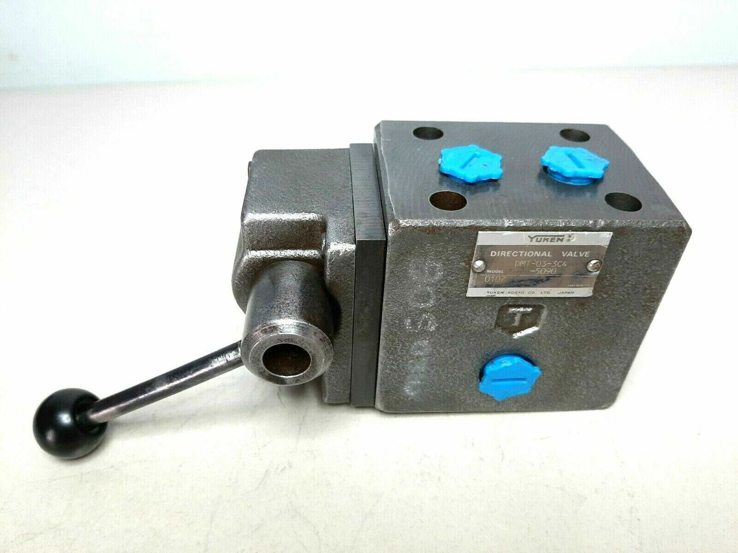 Yuken DMT-03-3C4-5090 Directional control valve - NEW