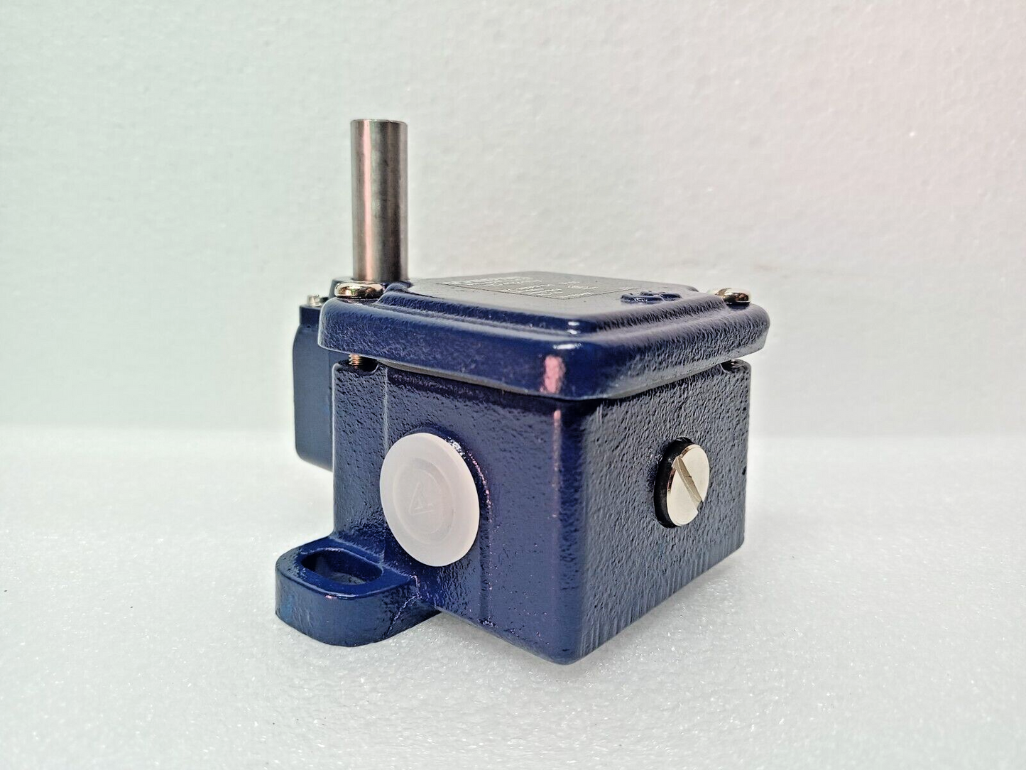 SCHMERSAL TD422-10Y, AC-15, Ui 400V, Uimp 6kV Limit Switch - NEW