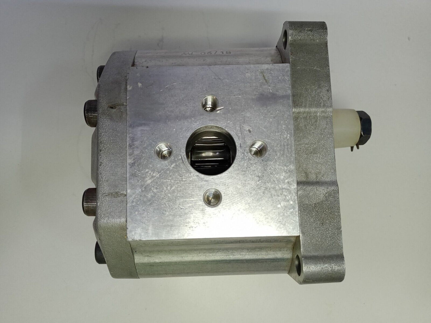 Sundstrand SNP3/33 D CO01 Hydraulic Gear Pump - NEW Free Fast Shipping