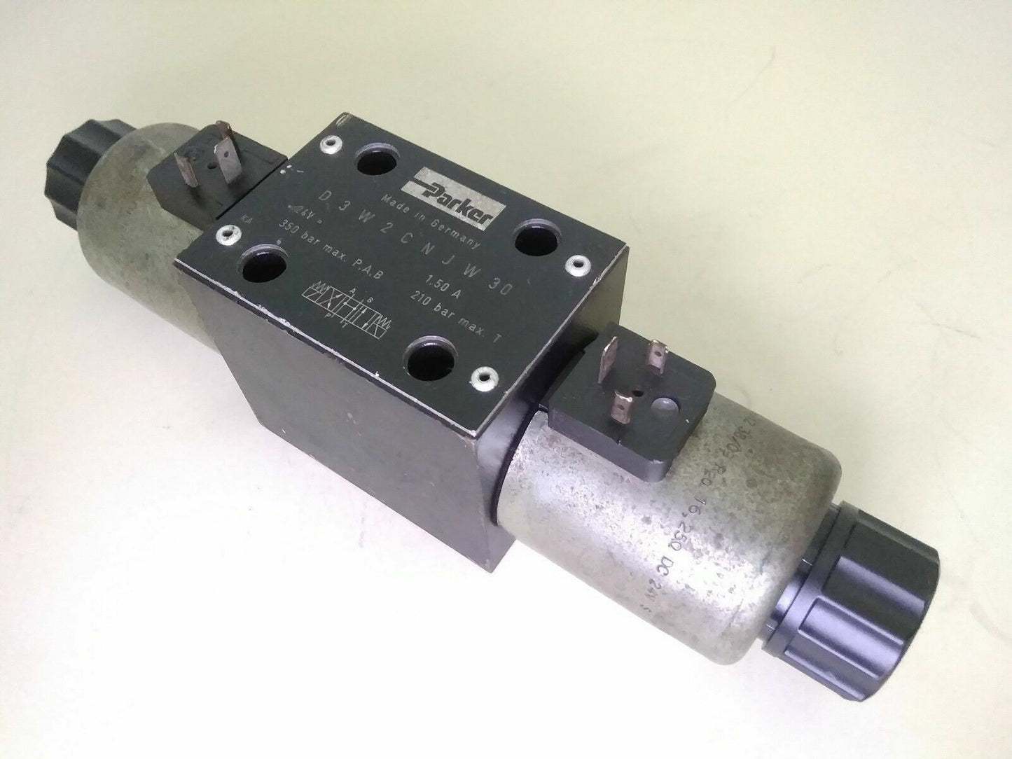 Parker Model: D3W2CNJW30 Hydraulic Control Valve 350 bar max. - NEW