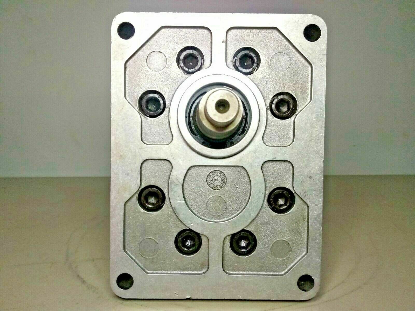 Sundstrand Hydraulic Pump TAW4NN/106R531BD Coupled with SNQ3NN/075RN11DB