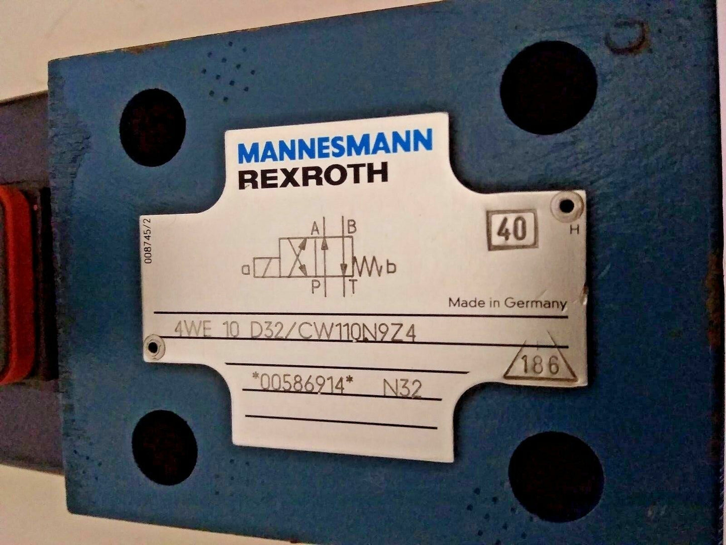 Rexroth 4WE 10 D32/CW110N9Z4 valve - NEW