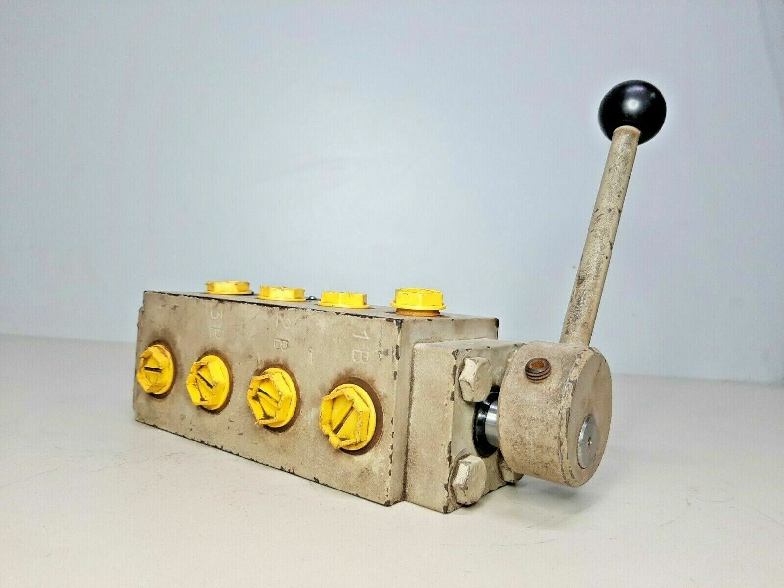 Rolls-Royce deck machinery F44 Item No.: 112-237 Lever operated control block