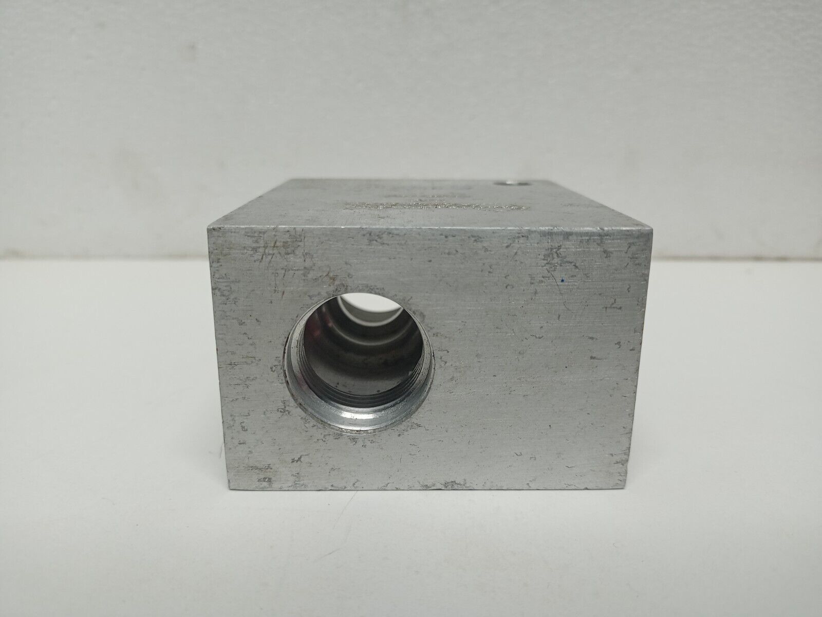 Sun hydraulics CAE 0GW8-A2 Ninety degree with gauge port