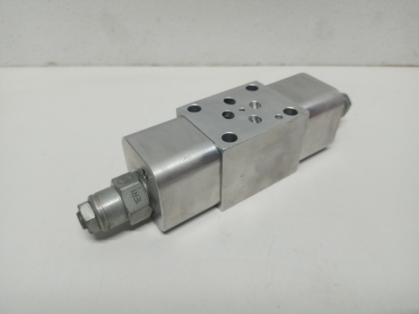 Sun hydraulics EBY 1D01 AC Sandwich valve - NEW