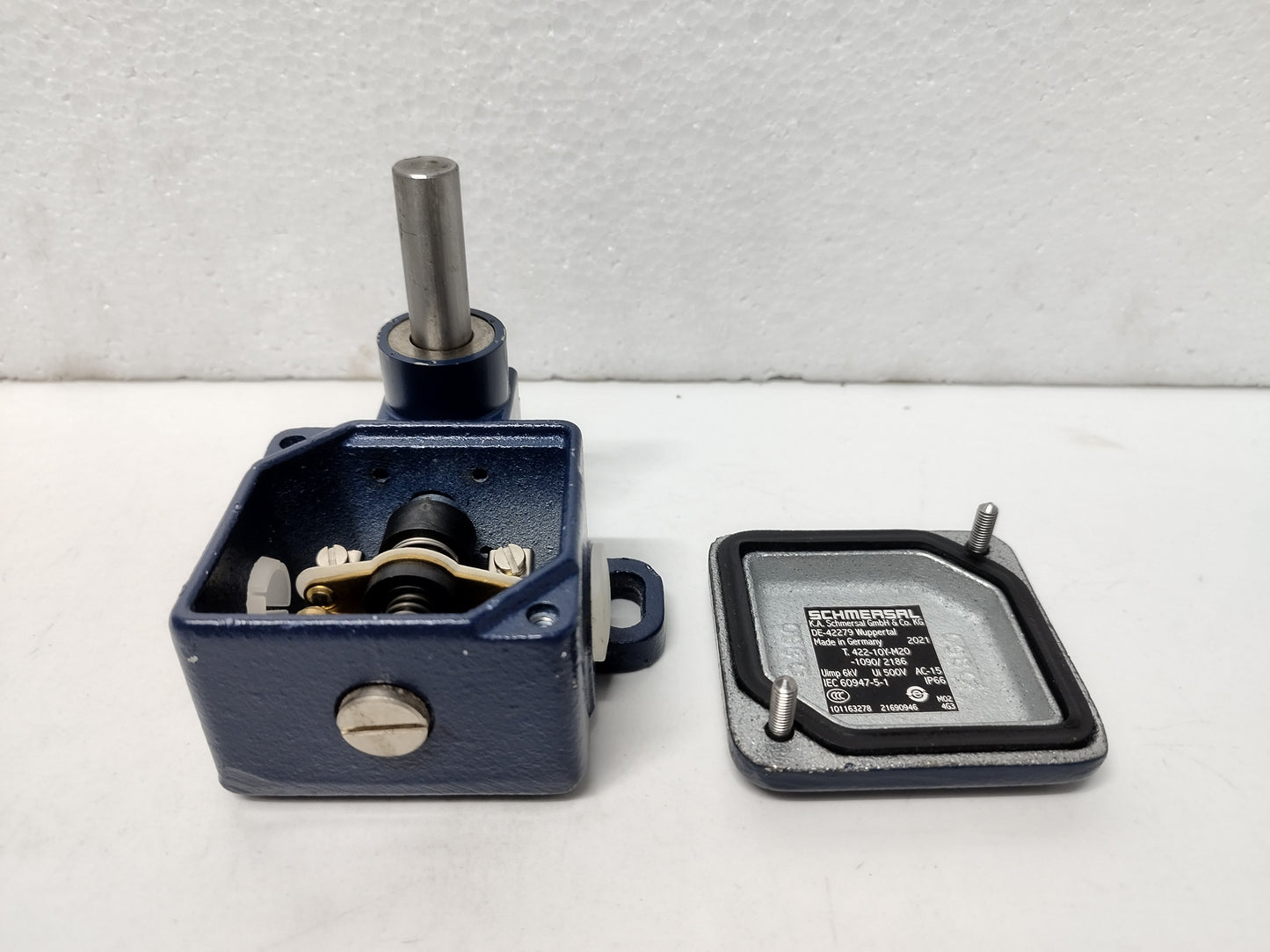 SCHMERSAL T.422-10Y-M20-1090/2186, AC-15, Ui 500V, Uimp 6kV Limit Switch - NEW